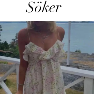 SÖKER Blommig klänning från hm - SÖKER denna klänning från hm. Storlek S-M ungefär
