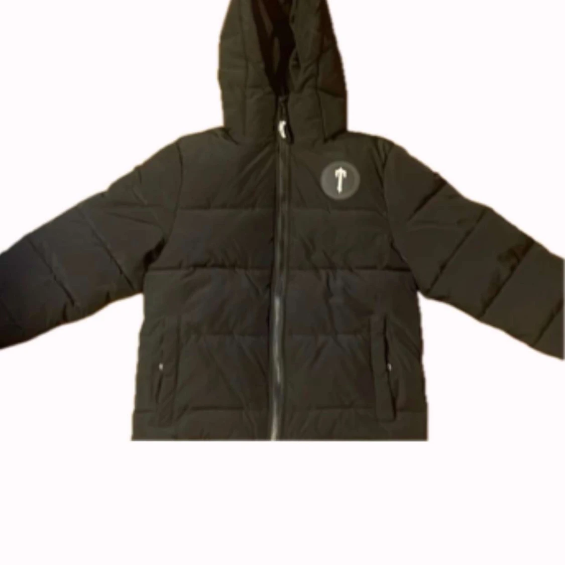 Svart pufferjacka med broderad text - 2