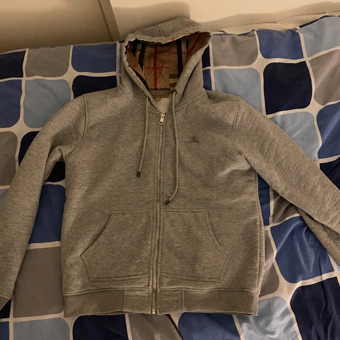 Grå huvtröja från Burberry