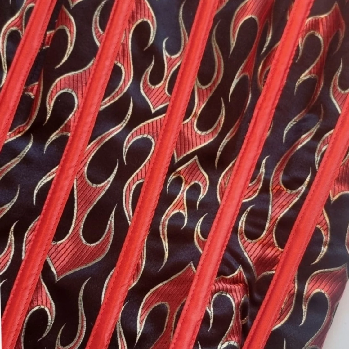 Svart korsett med eldflammor - 1