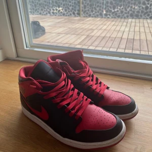 Nike Air Jordans 1 Mid Sneakers - Röd/Svart - Storlek 45 - Snygga Air Jordan 1 Mid sneakers i hyfsat bra kvalité👍Om det är nått man undrar över så kan man alltid fråga🤩👍