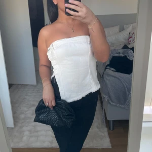 Vit korsett-topp - Jättefin korsett-topp från zara. Släjer vidare pga av lite för stor på mig. Använd max 3 gånger. Är i storlek S! Köpt för 399kr säljs för 250kr, pris kan diskuteras vid snabbt köp <3