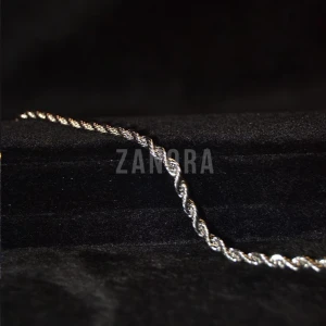 | ZANORA | CORDELL ARMBAND | 4MM - 20CM | ROSTFRITT STÅL MED SILVER TONING |  - ZANORA Cordell Armband i rostfritt stål med silver toning, 4 mm brett och 20 cm långt, erbjuder en stilren och tidlös design. Perfekt för både vardagsbruk och festliga tillfällen. Armbandet är hållbart, vattentåligt och behåller sin glans över tid. ZANORA, grundat 2024, skapar smycken som kombinerar funktion och elegans. Har du några frågor? Tveka inte att kontakta oss! Följ oss på sociala medier: Instagram: @Zanora.Store TikTok: @Zanora.store