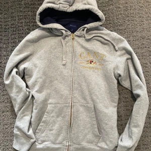 Grå hoodie från GANT - Grå hoodie från GANT