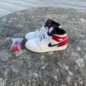 Nike Air Jordans - Hej, jag säljer ett par snygga Nike Air Jordans.                                      Ett par extra skosnören med röd färg✅                           Perfekta skor för alla årstider✅                         100% äkta solklart✅                                    8.5/10 skick✅                                                    Lågt pris✅                                                          Storlek 39 men passar dig med 40-41✅      Har du frågor är det bara att höra av dig💯🤙