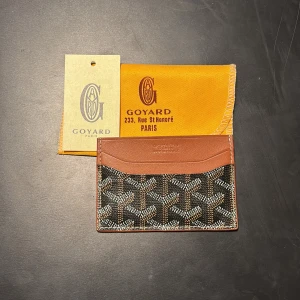 Lyxig Goyar korthållare - En riktigt grisch korthållare från goyar bytes. 100% riktig med serienummer på insidan. Kommer med alla tillbehör som är på bilden. Använd endast 4 gånger så plånboken är som ny. Nypris 5000-6000kr Riktigt snygg plånbok till en schysst outfit