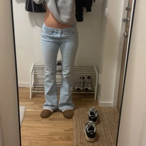 Ljusblå bootcut jeans - Snygga ljusblå bootcut jeans med låg midja. Perfekta för en avslappnad stil. De har  en bekväm passform🩵🩵