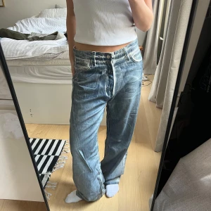 Blå baggy jeans - Säljer ett par blå baggy jeans med en avslappnad passform. Använt 2 gånger. Små i storlek. 
