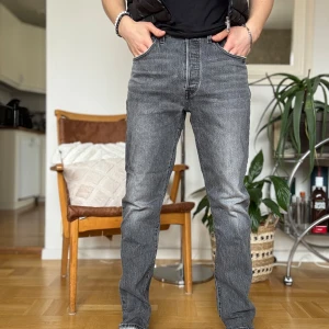 Grå Levi’s jeans - Size 30/32 Intresserad? Bara att höra av dig om du är minsta nyfiken på mer info😌🙌