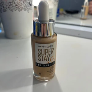 Maybelline Super Stay 24H Skin Tint - Maybelline Super Stay 24H Skin Tint i nyans 10. Köptes i fel färg och gick inte att returnera. Endast öppnat och kollat på färgen annars som ny! 💘 Köptes för 122kr på apotea.