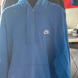 Blå Nike tröja - Svin skön o snygg blå Nike hoodie, passar perfekt nu till våren 