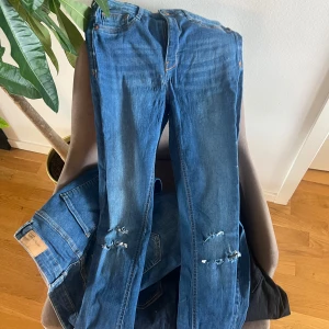 Blå jeans med slitningar från Dr. Denim o Molly - Snygga blå jeans från Dr. Denim med coola slitningar på knäna. Perfekta för en avslappnad stil. Klassisk femficksdesign och knappgylf.tre st Molly o en dr denim