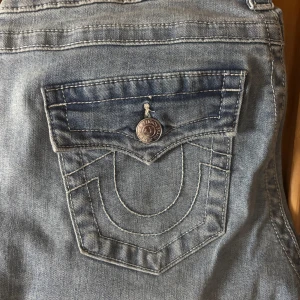 True Religion Jeans  - Snygga True Religion jeans modell JOEY Low Rise flare 🩵                                                                         🌟Inga defekter!                                                                          Ordinarie Pris: 1.300 