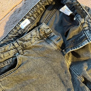 Mörkgrå jeans från Grunt - Mörkgrå Jeans ifrån Grunt. Storlek 28/S Sitter som en modell loose/straight.                              Nypris: 599kr                                                           Nyskick