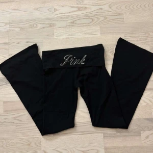 pink yoga pants - helt nya utan tag, foldover yoga pants från Victoria’s Secret PINK. passar mig bra i längden som är 176, midjemått: 36cm innerbenslängd: 82cm. ok att köpa direkt 🖤