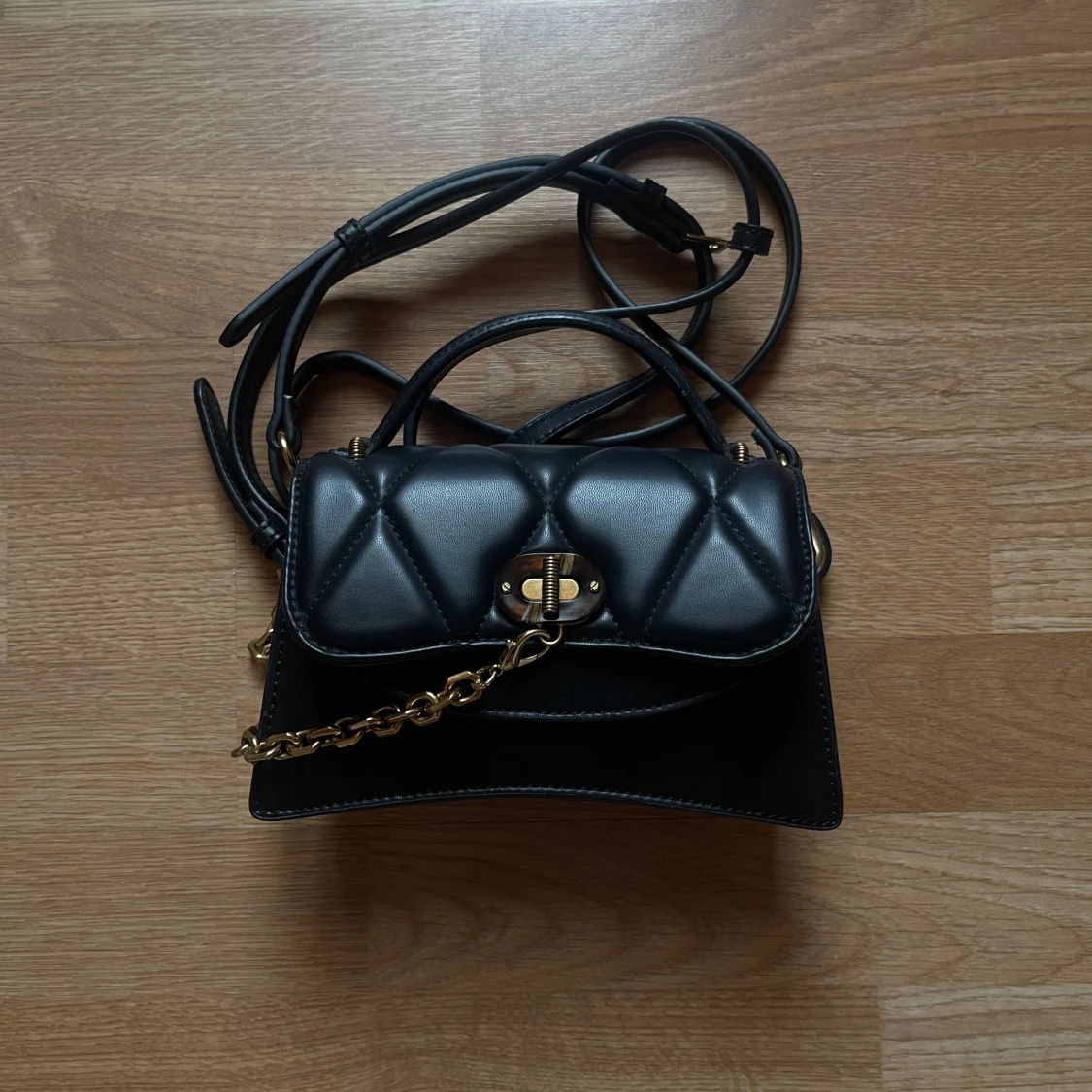 Svart axelväska + förvaringssäck