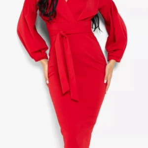 Röd klänning med knytband - Snygg röd klänning med v-ringning och knytband i midjan. Klänningen har långa ärmar och en figurnära passform som ger en elegant siluett. Perfekt för en kväll ute eller en speciell tillställning.