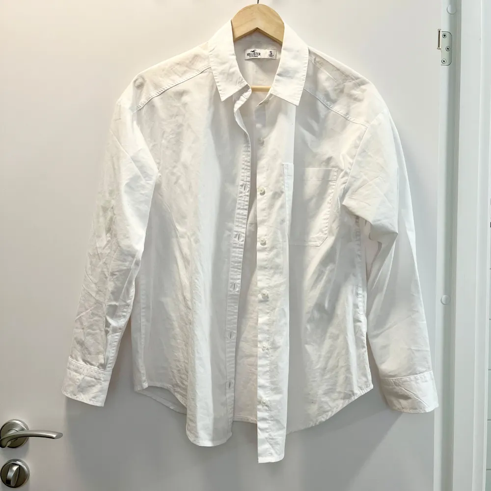 Perfekta basic oversized skjorta från Hollister storlek S. Skjortan har en bröstficka och en klassisk krage. Perfekt för en avslappnad men ändå stilren look. I fint skick. 🌸. Paidat.