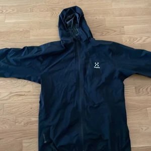Haglöfs Jacka - Finns hål på jackan, annars jätte bra skick. Varje pris går att diskuteras.