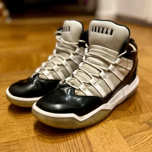Nike Jordan Max Aura 11 i fint skick - Säljer ett par av kulturmodellen Jordan Max Aura. Skorna har en snygg design med snörning och den ikoniska Jumpman-loggan på sidan och fram. Fint använt skick. Gick för runt 2100kr när de således. Finns i Bagarmossen eller kan mötas upp i Sthlm. Skickar också mot ersättning. 24cm invändigt. 