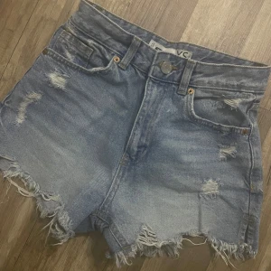 Denim shorts - Ett par ljusblå jeans shorts med slitningar💗