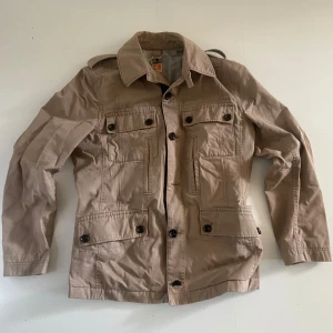 Beige jacka från Boss Orange - Säljer en beige safari jacka från Boss Orange den är i storlek M och den här snygga jackan för endast 149 kr! hör av er om det är något/om ni funderar över något!