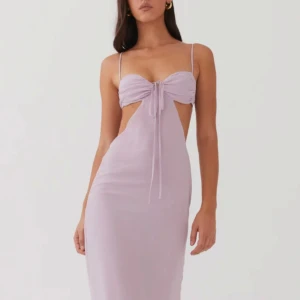 Ljuslila långklänning med öppen rygg - Superfin ljuslila maxi klänning med öppen rygg. Säljer då den inte passar mig, endast använd en gång! Storleken är som en 36 ungefär. Pris kan diskuteras