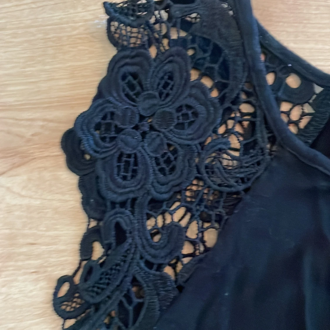 Svart ärmlös topp med spetsdetaljer - 1