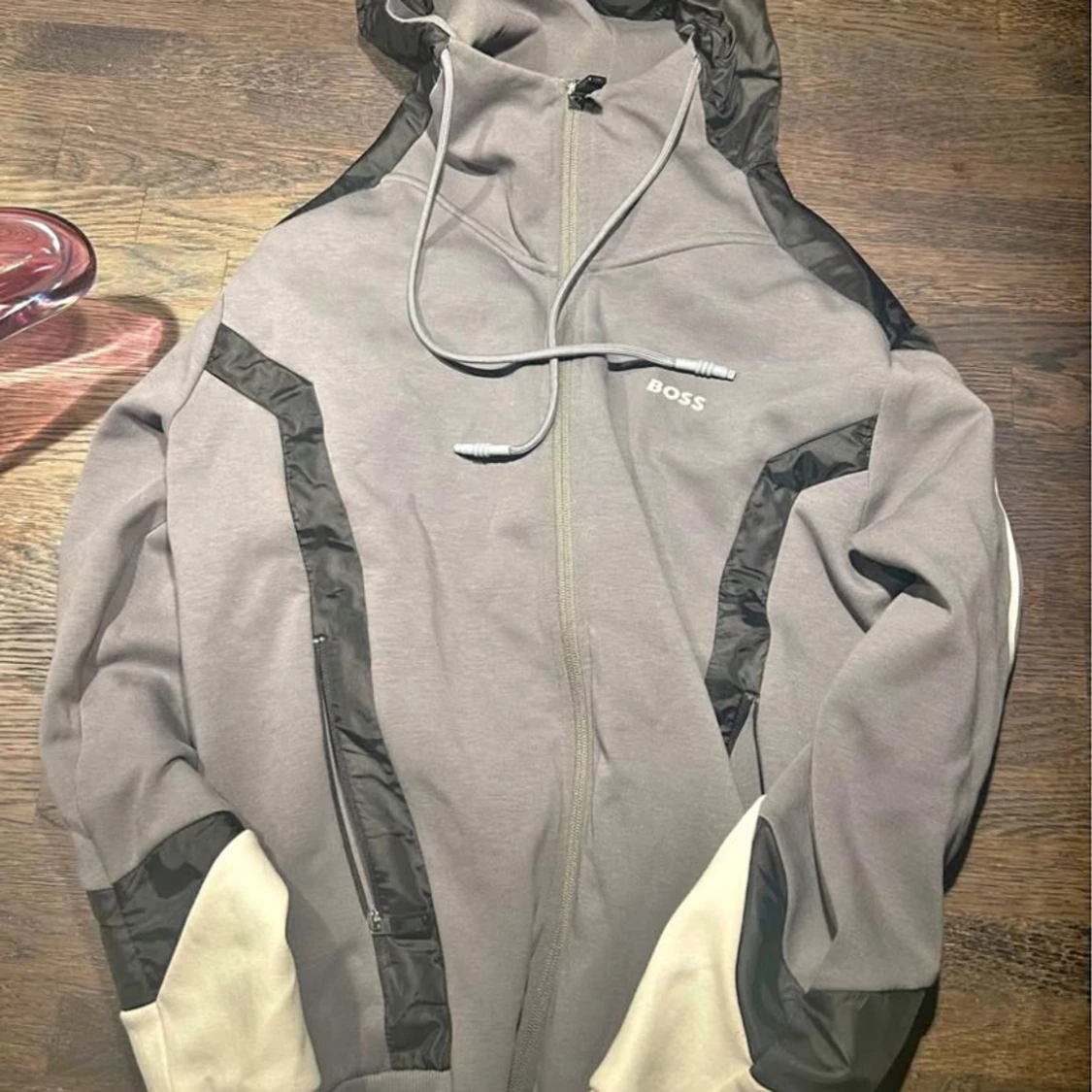 Grå och svart hoodie från Boss - 1