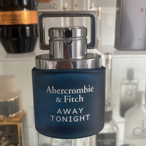 Abercrombie & Fitch Away Tonight Eau de Toilette - Säljer en elegant Eau de Toilette från Abercrombie & Fitch, Away Tonight. Flaskan är i en stilren mörkblå nyans med en modern silverfärgad spraykork. Perfekt för den som vill ha en sofistikerad doftupplevelse. Den har 30 ml i sig som nu jag kanske använt 15🤩😀🤩