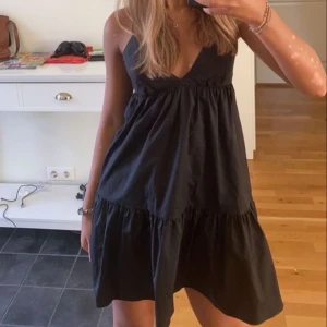 Svart klänning Zara   - Säljer nu denna urfina klänning från Zara som inte längre finns att köpa🩷