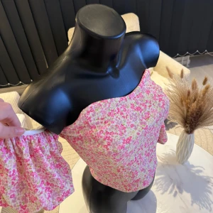 Blommig off shoulder topp med puffärmar - Snygg blommig off shoulder topp från Sisters Point med puffiga ärmar. Den har en härlig mix av rosa och vita blommor på en mjuk bomullstyg. Perfekt för en somrig look! Passar bra i M/L storlek. Jag rekommenderar den varmt.🌸👌