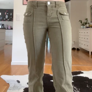 Gröna jeans  - Säljer jättefina gröna jeans från hm köpta på Plick. Jag har endast användt dom max 5 ggr och även använda av tidigare ägare. Finns inga tecken på användning eller inga defekter. Storlek 34 o passar mig som är runt 170 cm!! Hör av er för frågor ❤️pris kan diskuteras 