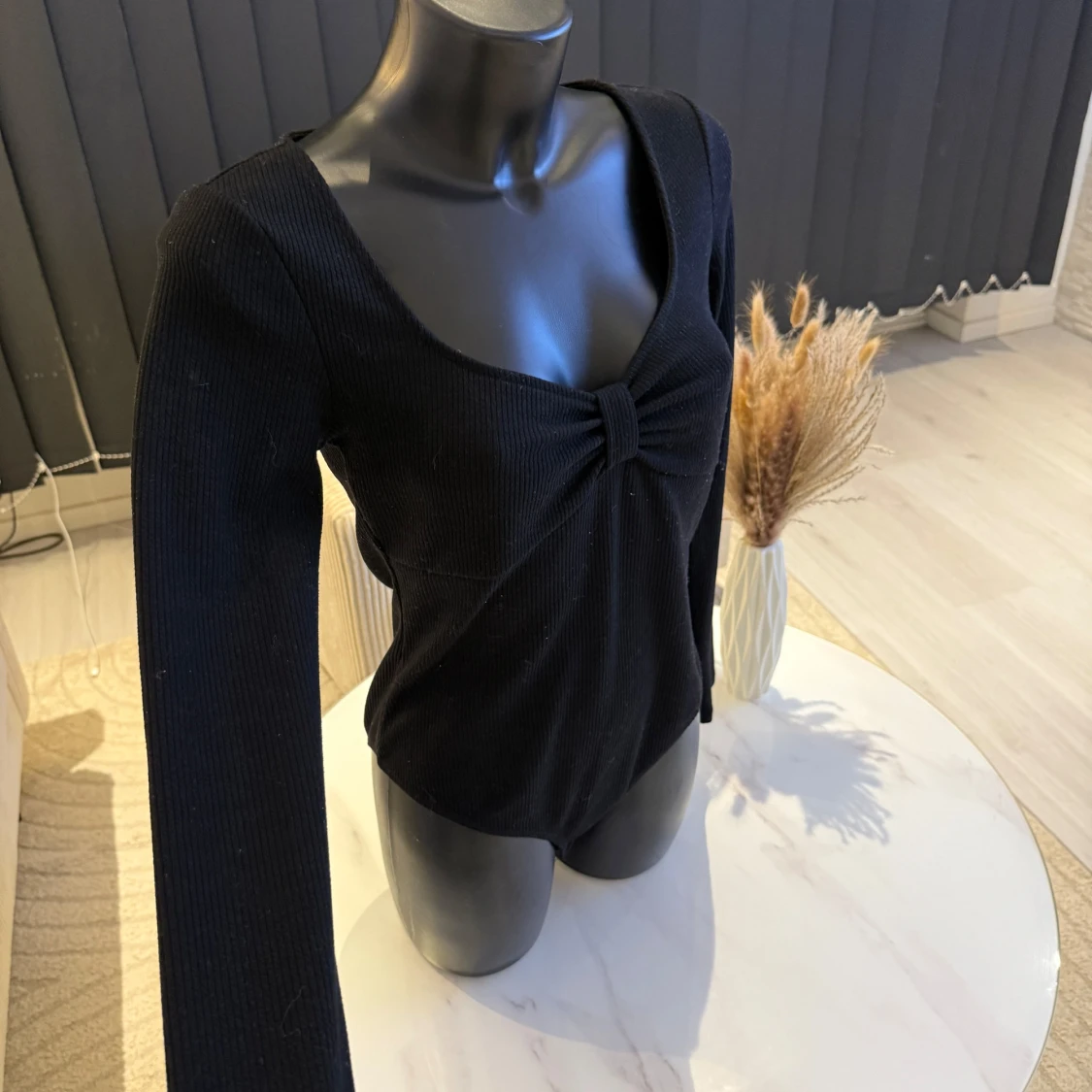 Svart ribbad topp med knyt - 2