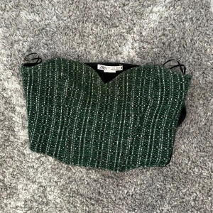 Gripas topp från  Zara - Snygg grön topp från Zara, knappt använd💞💞