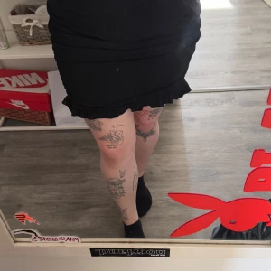 Svart kjol från Shein - Snygg svart kjol från Shein med volangdetalj vid fållen. Perfekt för en kväll ute eller en speciell tillställning. Klänningen har en tight passform som framhäver figuren.