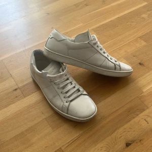 Vita Saint Laurent skor - Säljer ett par riktigt snygga saint Laurent skor. Väldigt bra skick 8,5/10. Bara att höra av sig om man har frågor 