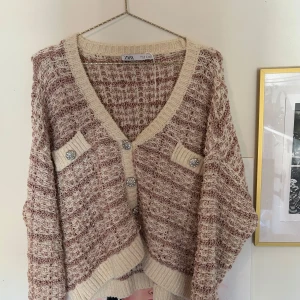 Cardigan från Zara - Fin och glittrig cardigan från Zara med diamantknappar. Passar typ alla tillfällen 😍 Strl S men skulle säga att den passar upp till M/L också 💕💕