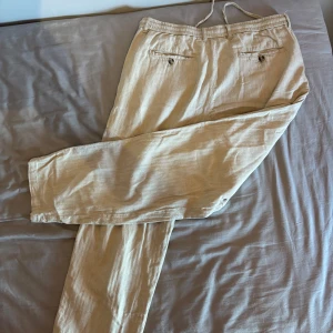 Lindbergh Linnebyxor - Säljer mina beiga linnebyxor från Lindbergh då de blivit för korta. De är i fint skick och storlek XL.