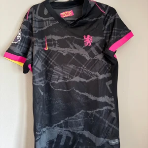 Chelsea FC Matchtröja från Nike - Storlek M i dam. Knappt använd. Nypris 1200 kr