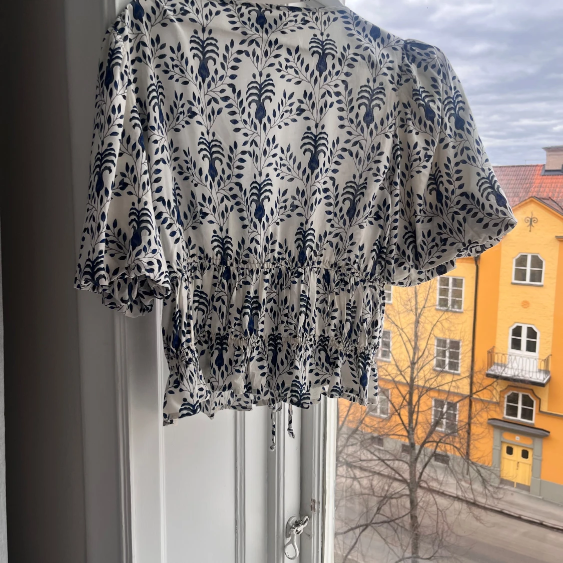 Vit och blå blus från Aware  - 1