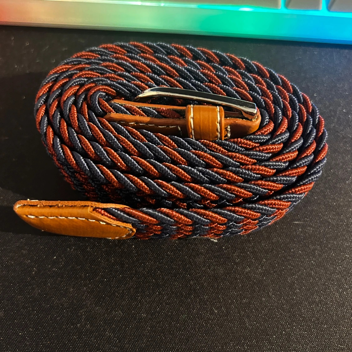 Stilren flätad bälte i marinblått och rostbrunt - 1