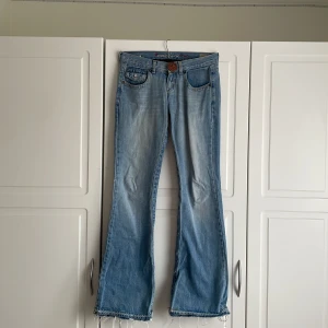 Lågmidjade jeans från cron-X💗 - Ett paj ljusblåa lågmidjade bootcut jeans! Midjemått: 39 innerbenslängd: 85, säljer då de var för stora! Sköna att ha på sig och fin design!💗defekter: hål längst ned på jeansens ben men de kan man fixa genom att klippa bort eller sy om! Det syns inte när de används!