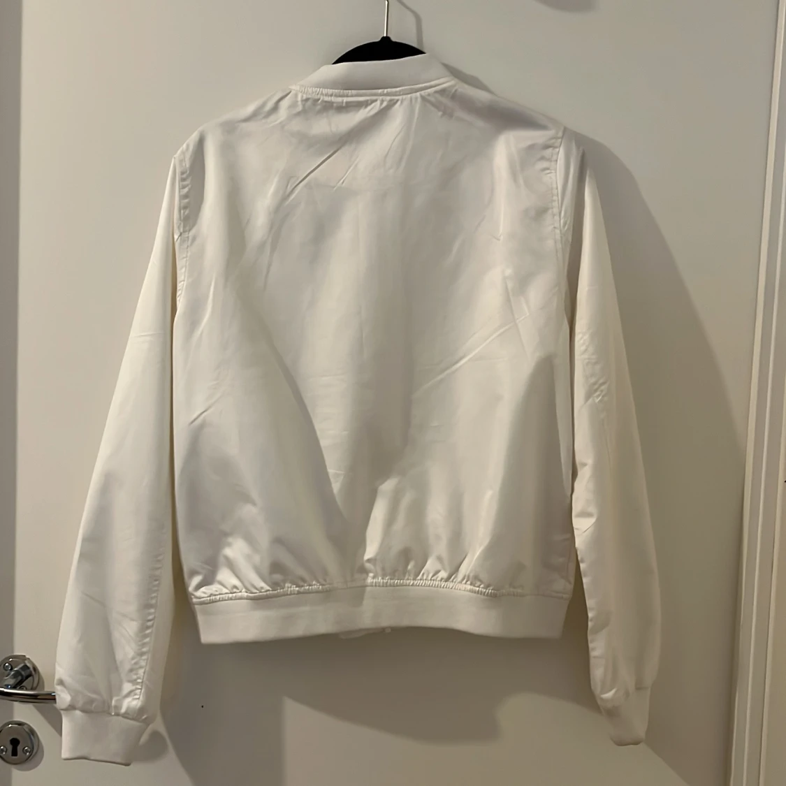 Vit bomberjacka från Noisy May - 2