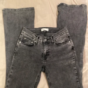 Gråa jeans  - Lågmidjade gråa jeans från Gina tricot. Pris kan diskuteras! Sällan använda!