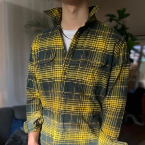 Lee skjorta - Tja! Säljer en gul och svart rutig skjorta från Lee🔥| skick 8.5/10 | inga defekter | storlek L, men sitter som M | skriv för frågor eller funderingar😊