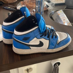Nike air jordans signal blue - Fina skor lite smutsiga men bara inte tvättade fina skor men jag behöver pengar derför jag säljer 