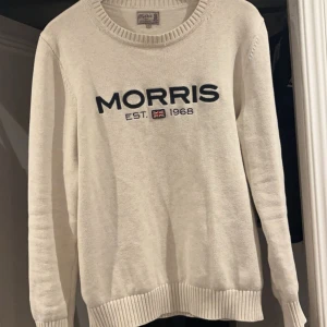 Beige stickad tröja från Morris - Säljer nu min beigea stickade morris tröja då jag vill blanda om lite i garderoben. Den är i ett väldigt fint skick och passar perfekt nu när du ska uppgradera klädkammaren under våren. Storlek L men sitter rätt perfekt för mig som är en M/S 181 cm & 70kg