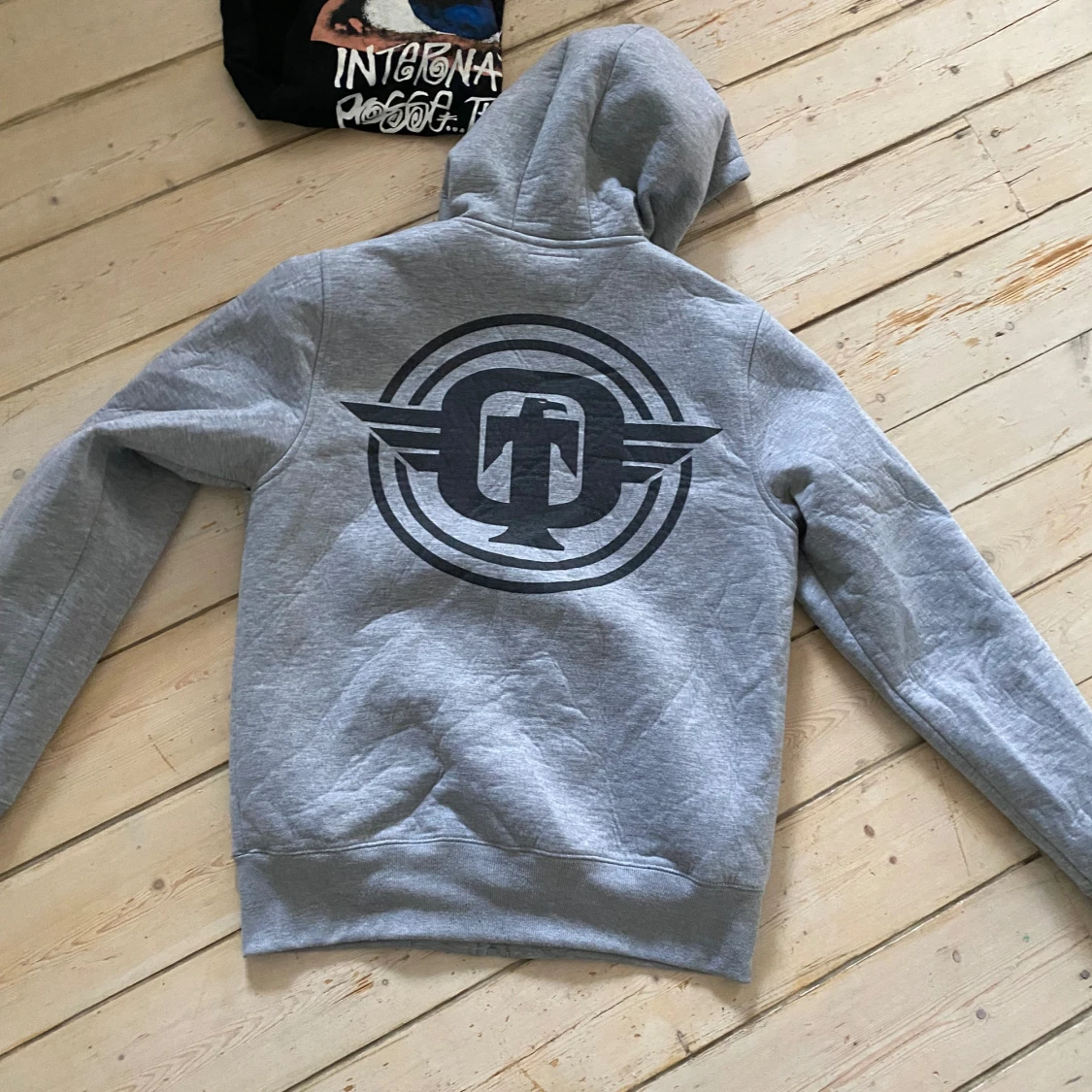 Grå tapout hoodie - 1