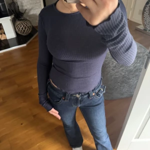 Mörkblå ribbad tröja från Dazy - Säljer en stilren mörkblå ribbad tröja från Dazy. 👌👌💐🌷Tröjan har en tight passform och långa ärmar, perfekt för en snygg och bekväm look. Den är tillverkad i ett mjukt material som känns skönt mot huden. Passar utmärkt till både jeans och kjol.